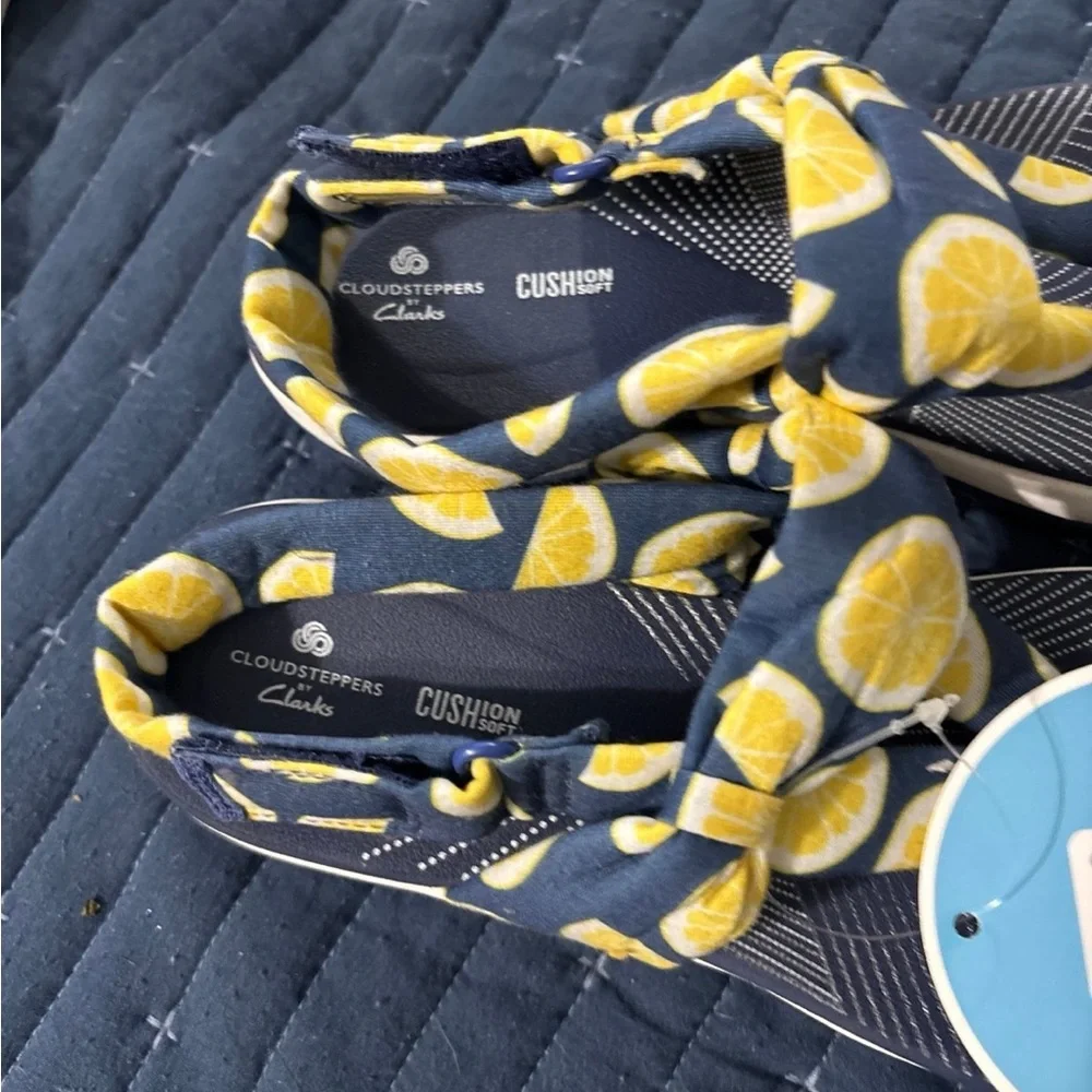 NWT Cloud STEPPERS by Clarks Jersey Sandals Arla Nicole Blue Lemons 8.5 - Picture 4 of 8